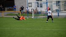 Fotbalisté Ořechova (v bílých dresech) ve šlágru 4. kola I. B třídy skupiny C porazili Staré Město 3:1.