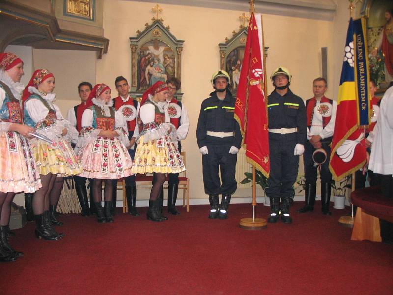 Slavnostní nedělní mše se v kostele svatých Filipa a Jakuba zúčastnily všechny jubilující složky.