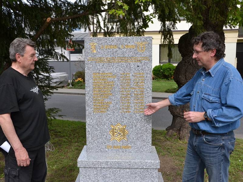 Jeden z iniciátorů vybudování památníku Jan Štokman (vlevo), spolu s místostarostou Buchlovic Květoslavem Žižlavským se účastnili usazování památníku čtrnácti zahraničním vojákům zapojených v tamní odbojové organizaci Obrana národa.