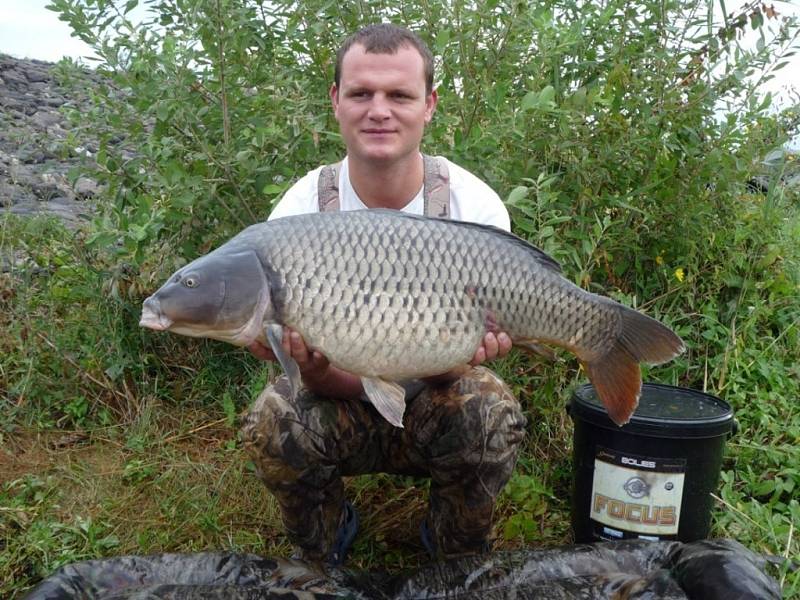 Soutěží číslo 102 – Miroslav Tvrdoň, kapr, 87 cm, 16,5 kg.