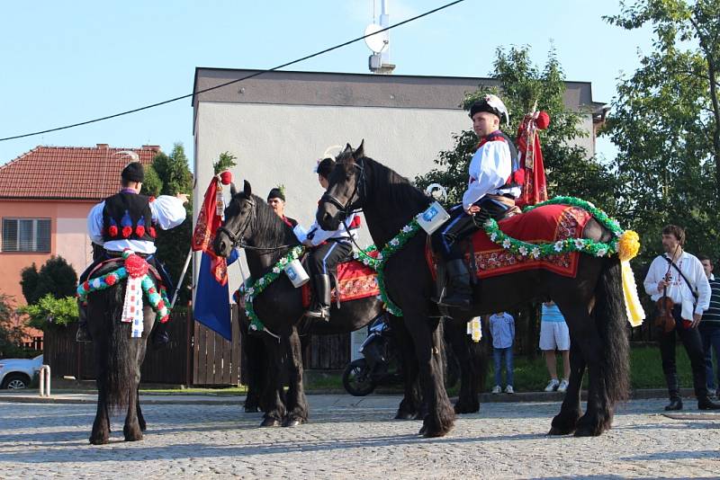 Průvod krojovaných na Slavnostech vína 2015.