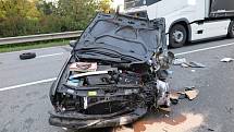 Bočnímu střetu s nákladním automobilem a kamionem se nevyhnul jednašedesátiletý muž, který vjel do protisměru na silnici I/50.