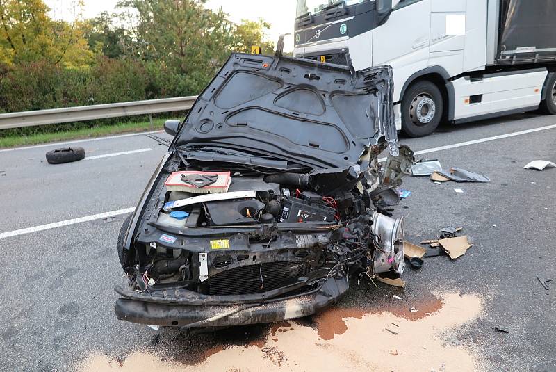 Bočnímu střetu s nákladním automobilem a kamionem se nevyhnul jednašedesátiletý muž, který vjel do protisměru na silnici I/50.