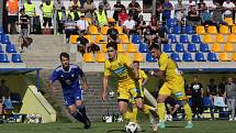 Fotbalisté Strání (žluté dresy) ve 22. kole divize E podlehli Šumperku 1:3 a v tabulce klesli na poslední místo.