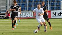 Fotbalisté Slovácka (bílé dresy) v neděli doma přivítali Hradec Králové.