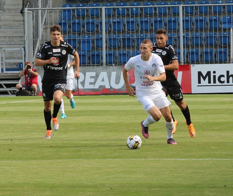 Fotbalisté Slovácka (bílé dresy) v neděli doma přivítali Hradec Králové.