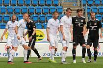 Fotbalisté Slovácka (v bílých dresech) se před restartem FORTUNA:LIGY utkali s Třincem. Utkání se hrálo bez diváků.