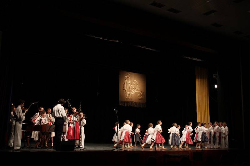 Třináct dětských folklorních souborů roztleskalo čtyři stovky diváků.