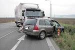 Zranění a transport řidiče do nemocnice si vyžádala srážka nákladního auta s osobním vozidlem v pátek 14. září krátce po 10. hodině dopoledne u benzinky na silnici I/50 v Uherském Brodě.
