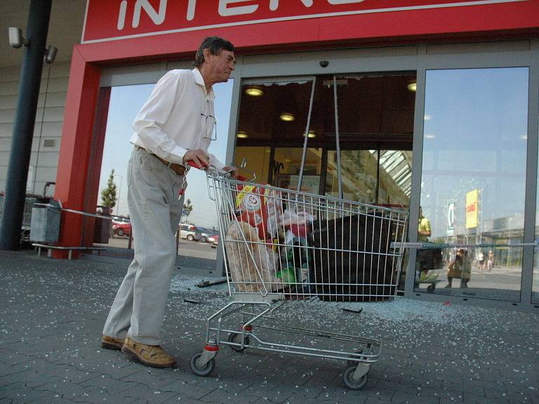 Krádež bankomatu v Intersparu ve Starém Městě.