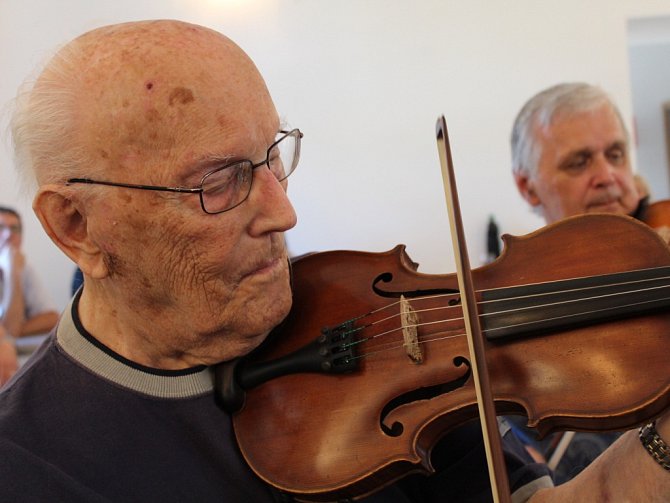 Na tradiční zkoušce své muziky Hudci Pondělníci oslavil s malým předstihem 30. května své 102. narozeniny (narodil se 6. června 1914) primáš František Hamada.