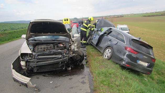 Nehoda 3 osobních automobilů a 1 motocyklu mezi obcemi Topolná a Bílovice
