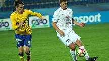 1. FC Slovácko vs. FK Teplice. Zleva Robert Hrubý a Veliče Šumulikoski.