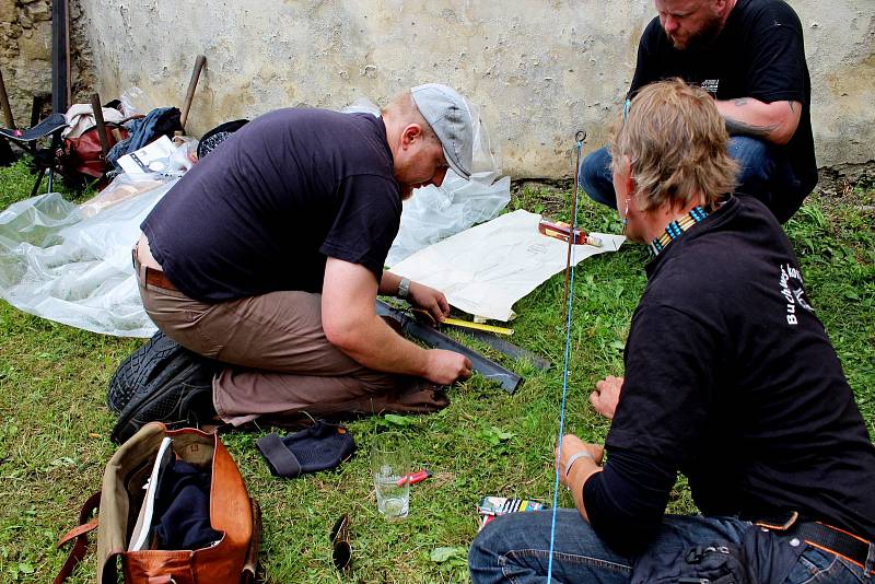 O víkendu se na hradě Buchlově otáčeli u výhní a bušili kladivy do železa na kovadlinách mistři černého řemesla.