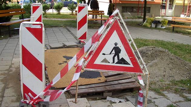 Na opravě chodníku již pracují zaměstnanci Hradišťských technických služeb.