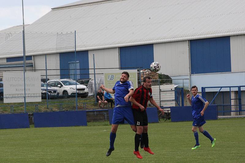 Fotbalisté Kunovic (modré dresy) ve 23. kole krajské I. A třídy skupiny B doma remizovali se Zlechovem 2:2.