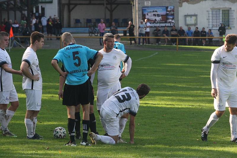 Fotbalisté Ořechova (bílé dresy) v hodovém derby porazili Polešovice 2:0.