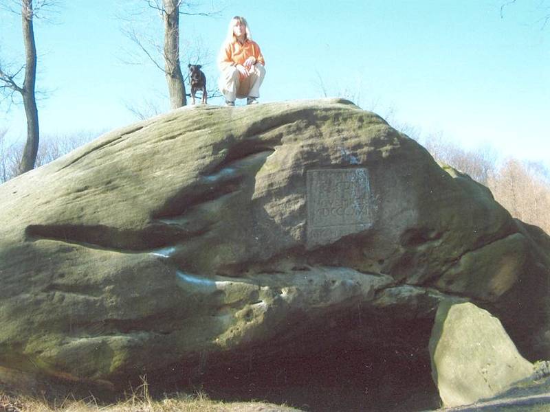 S Roxem na Zikmundově skále s jeskyňkou a zabudovanou deskou s vytesaným nápisem Sigmund Felsen.