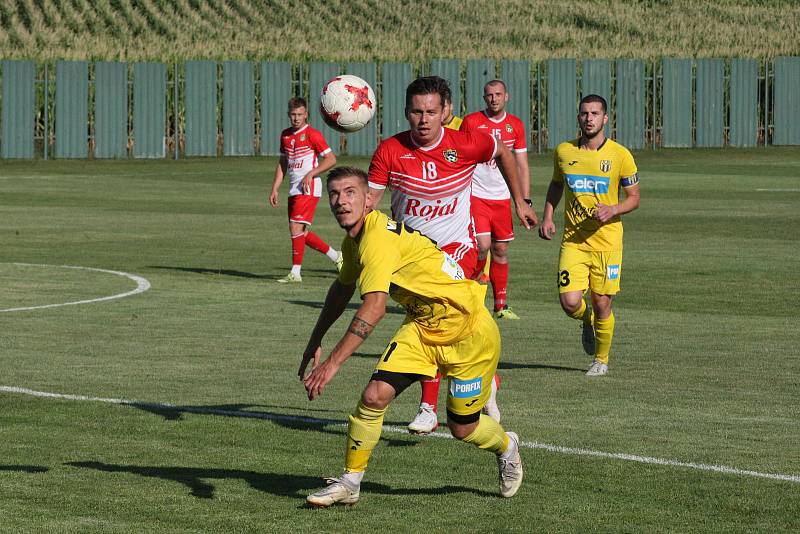 Fotbalisté Strání (žluté dresy) ve 2. kole krajského poháru zvítězili na hřišti sousedního Slavkova hladce 6:0.