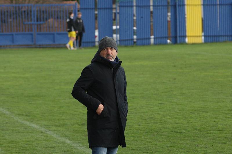 Fotbalisté Strání (žluté dresy) v sobotním souboji nejhorších týmů divize E doma prohráli s Holešovem 1:2.