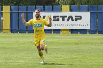 Fotbalista Strání Filip Hruboš slaví jeden z gólů do sítě Osvětiman.  