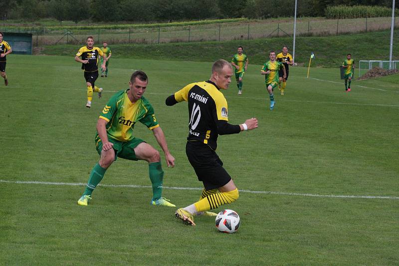 Fotbalisté Strání (černožluté dresy) v sobotním domácím hodovém duelu přehráli Napajedla 3:0.