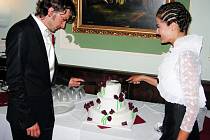 Novomanželé rozkrajují svatební dort.