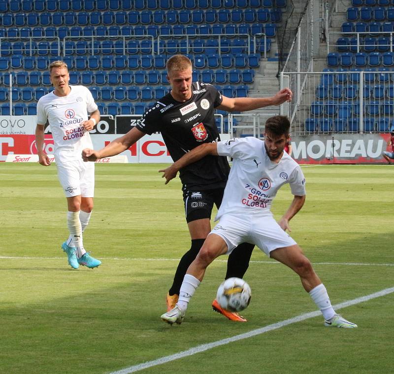 Fotbalisté Slovácka (bílé dresy) v neděli doma přivítali Hradec Králové.