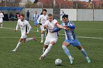 Fotbalisté Slovácka B (bílé dresy) v prvním jarním mistrovském utkání remizovali na umělé trávě v Kunovicích se Znojmem 0:0.