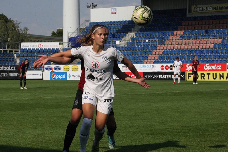 Fotbalistky Slovácka (v bílých dresech) ve šlágru 4. kola I. ligy žen podlehly pražské Spartě 1:3.