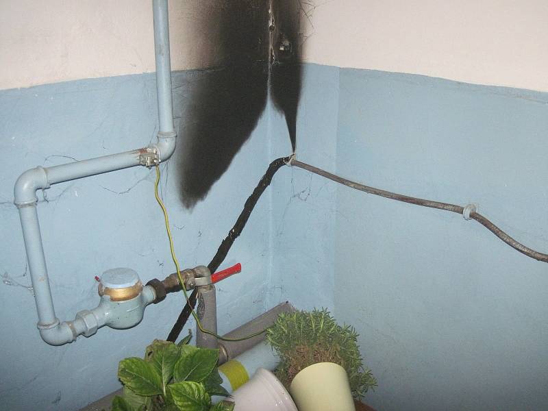 Elektroinstalace hořela podruhé během jednoho týdne v bytovém domě v Uherském Hradišti na Průmyslové ulici.