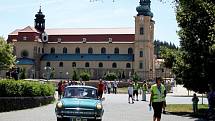 VETERÁNI. Nablýskanými historickými vozidly se v sobotu mohli kochat občané Velehradu i jeho návštěvníci.