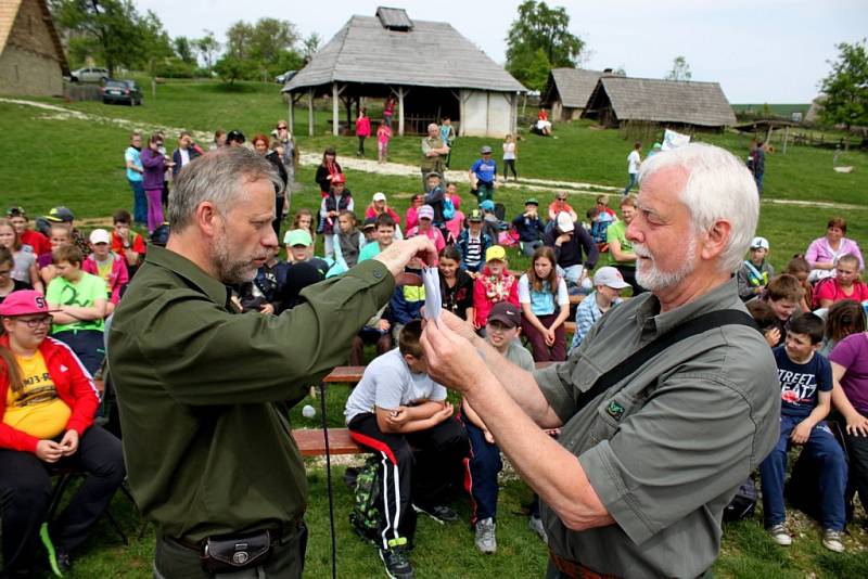 DEN S LESÁKY. Osmého ročníku Dne s Lesy ČR se zúčastnilo 168 žáků z šesti základních škol v okruhu působnosti Lesní správy Buchlovice.