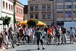 U Orlovny na Mariánském náměstí se sešlo třicet pět recesistů na bicyklech, aby se vydali na 39. ročník jízdy Giro de Pivko.