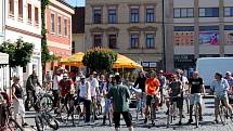 U Orlovny na Mariánském náměstí se sešlo třicet pět recesistů na bicyklech, aby se vydali na 39. ročník jízdy Giro de Pivko.