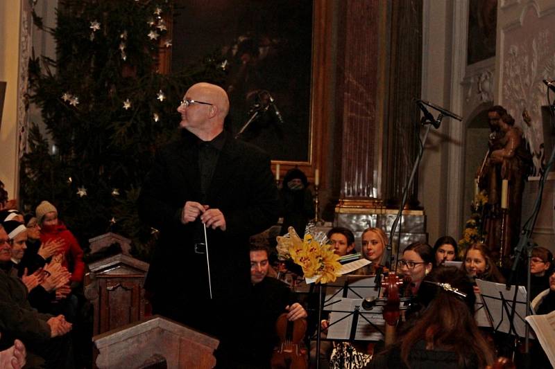 OZVĚNY VÁNOC. Velehradskou bazilikou zněly v neděli večer vánoční písně v podání CM Cifra, tří gymnaziálních pěveckých sborů a dvou komorních orchestrů z Břeclavi a Hodonína. 