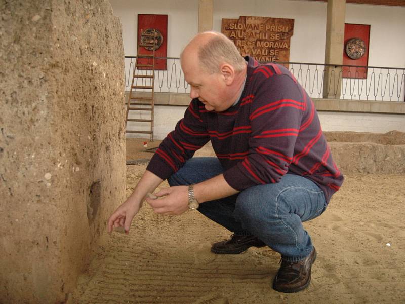 Dosavadní expozice v Památníku Velké Moravy se stěhuje do depozitáře Slováckého muzea.