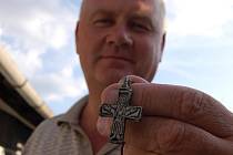 Archeolog Luděk Galuška ukazuje olověný křížek, který se podařilo nalézt ve staroměstské lokalitě Na Valách. Pochází z devátého století a unikátní je tím, že na jedné straně je motiv Krista a na druhé Panny Marie.
