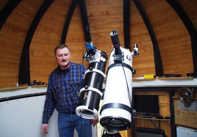 Marian Čubík je nadšeným amatérským astronomem, a přestože si na zahradě vlastnoručně postavil dvojici svých osobních hvězdáren, skromně se označuje za pouhého pozorovatele oblohy.