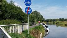 Ve vodě dnes skončil řidič osobního vozidla, který pravděpodobně omylem vjel na cyklostezku u Baťova kanálu mezi Spytihněví a Babicemi.