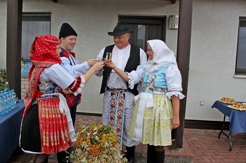 Krojované dožínkové slavnosti stále patří k životu lidí v městské části Uherského Hradiště, v Míkovicích, byť se konají jednou za dva roky.