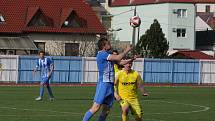 Fotbalisté Hluku (modré dresy) zdolali v sobotním zápase 19. kola krajské I. A třídy skupiny B Nivnici 3:2 a upevnili si druhé místo v tabulce.