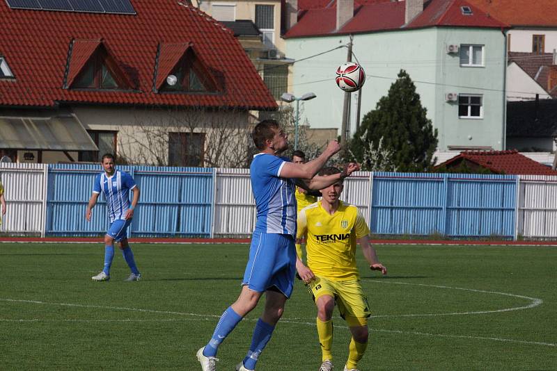 Fotbalisté Hluku (modré dresy) zdolali v sobotním zápase 19. kola krajské I. A třídy skupiny B Nivnici 3:2 a upevnili si druhé místo v tabulce.