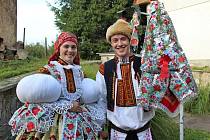 Pestrosti slováckých krojů dalo vyniknout při hodech v Nedakonicích krásné tereziánské babí léto.