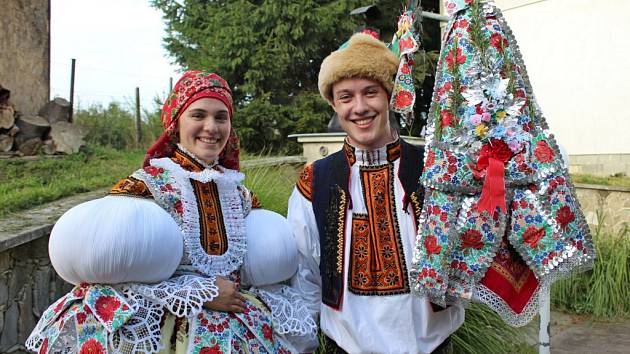 Pestrosti slováckých krojů dalo vyniknout při hodech v Nedakonicích krásné tereziánské babí léto.