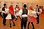 Nejen při české besedě vynikly při krojovém plese v Kudlovicích pestrobarevné oděvy tanečnic a tanečníků. 