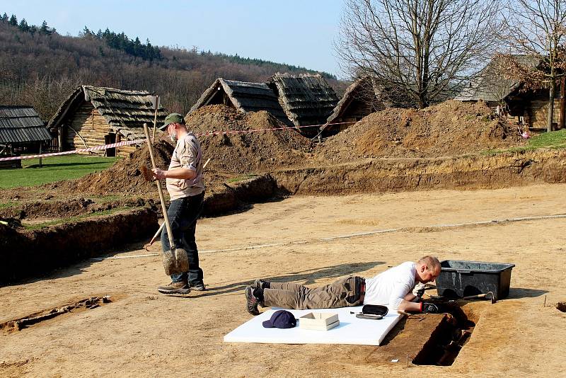 Před zahájením výkopových prací pro klenotnici Velké Moravy ve skanzenu Modrá bylo třeba provést záchranný archeologický výzkum.