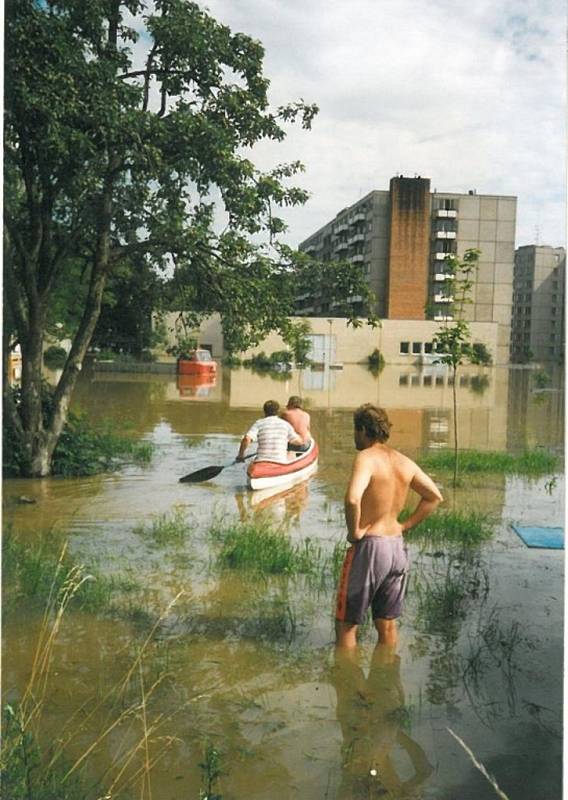 Na sídliště so Staré Tenice se dalo dostat už jen na loďce.