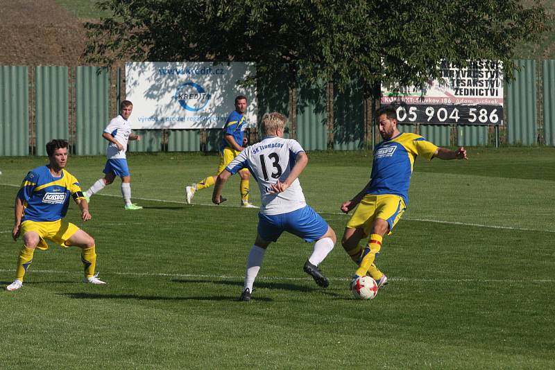 Fotbalisté Slavkova (modré dresy) v 7. kole I.B třídy přehráli oslabený Tlumačov 3:0.