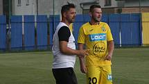 Fotbalisté divizního Strání (žluté barvy) v pátečním přípravném zápase deklasovali Boršice 8:0.